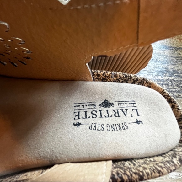 L'ARTISTE Blue Sandals with Embroidered Floral Design - Size 38/US 7.5-8, NWOT - Picture 4 of 6